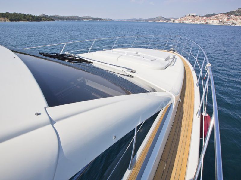Azimut 68S