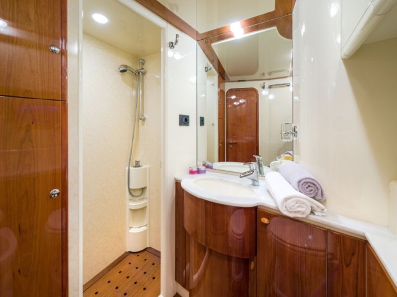 Ferretti 730