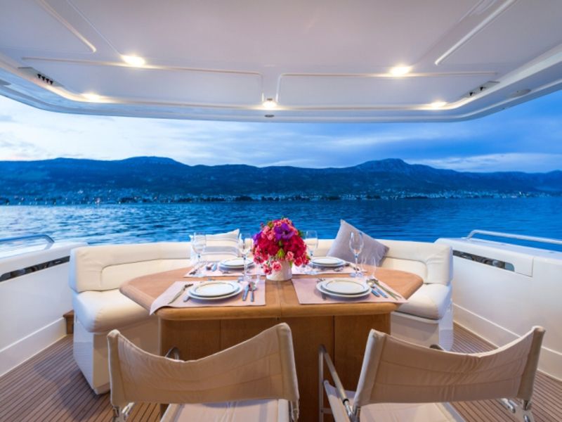 Ferretti 730