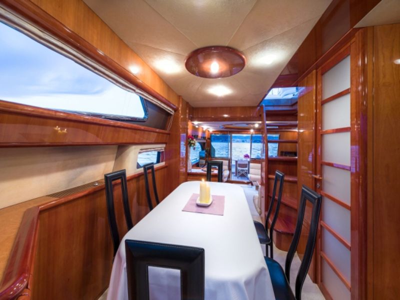 Ferretti 730