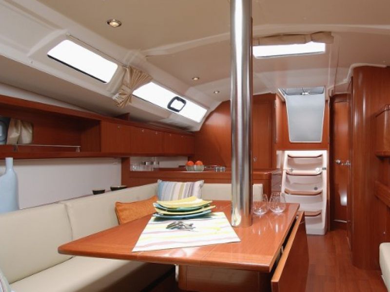 Oceanis 37