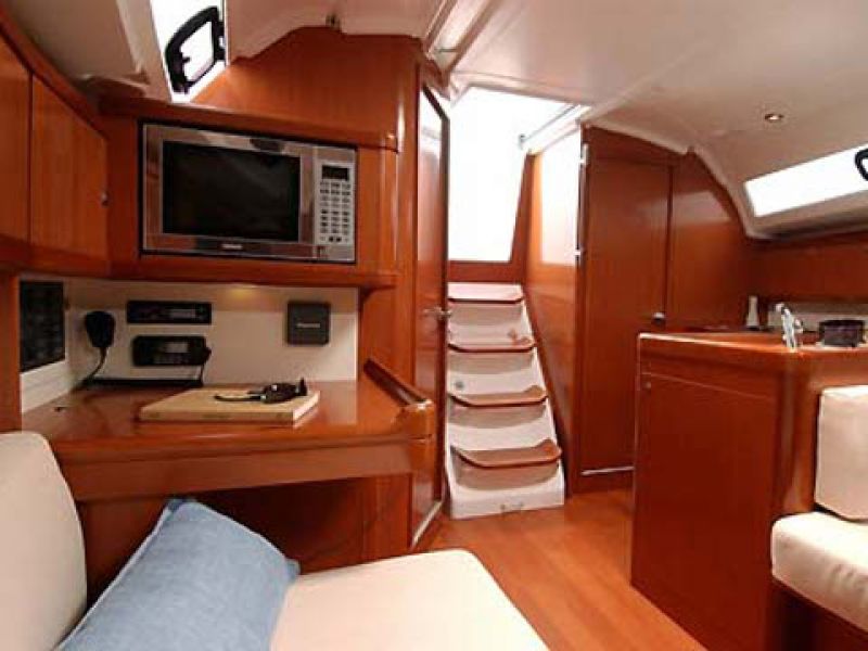 Oceanis 37