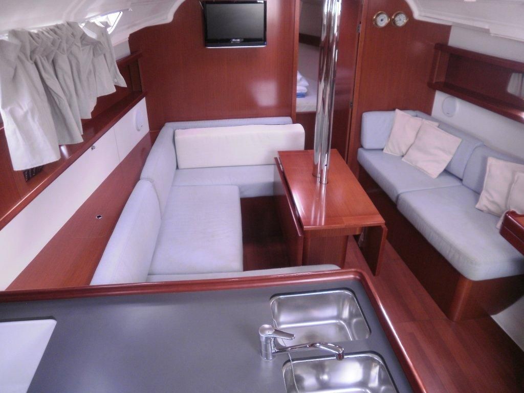 Oceanis 37