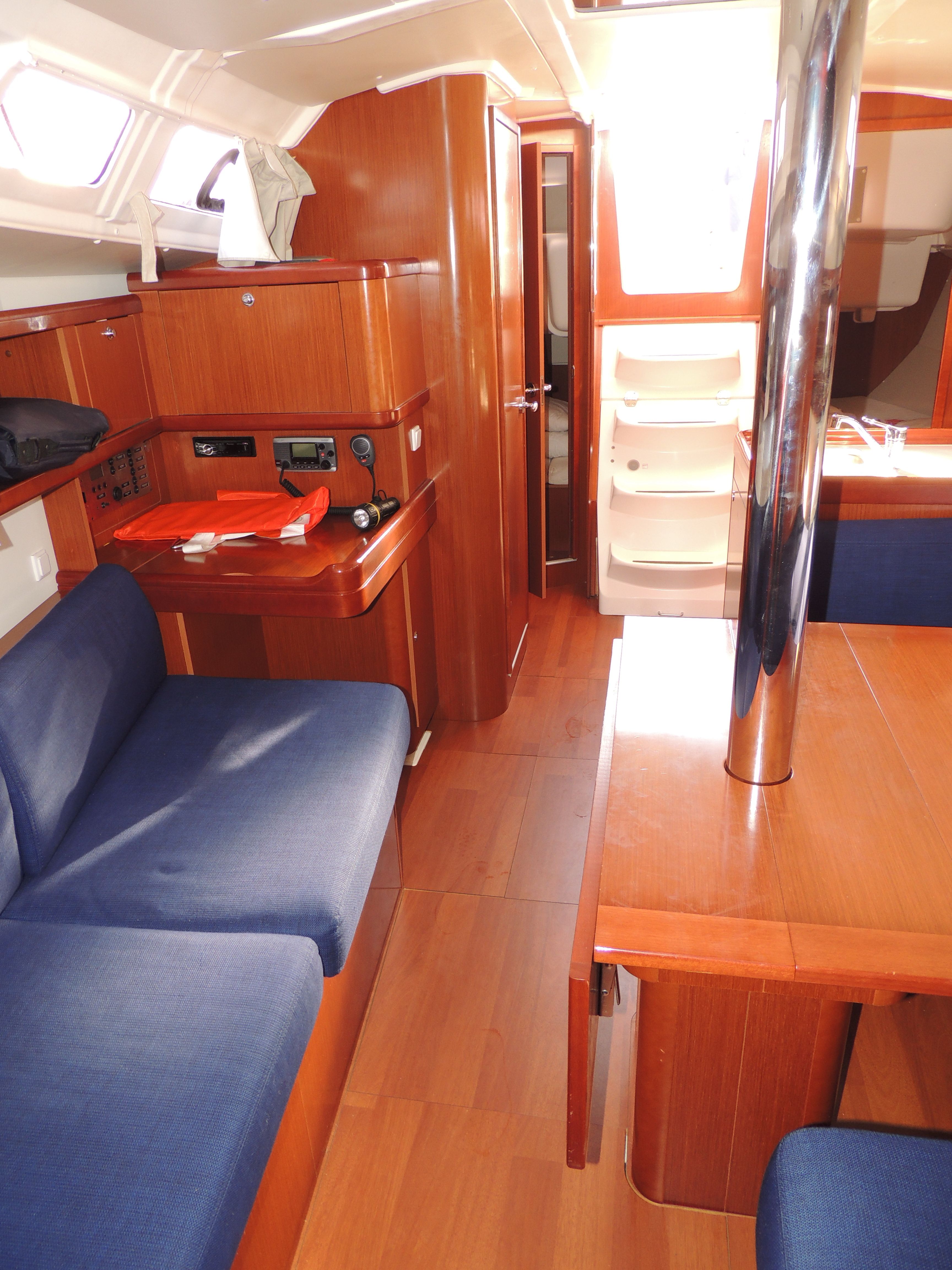 Oceanis 37