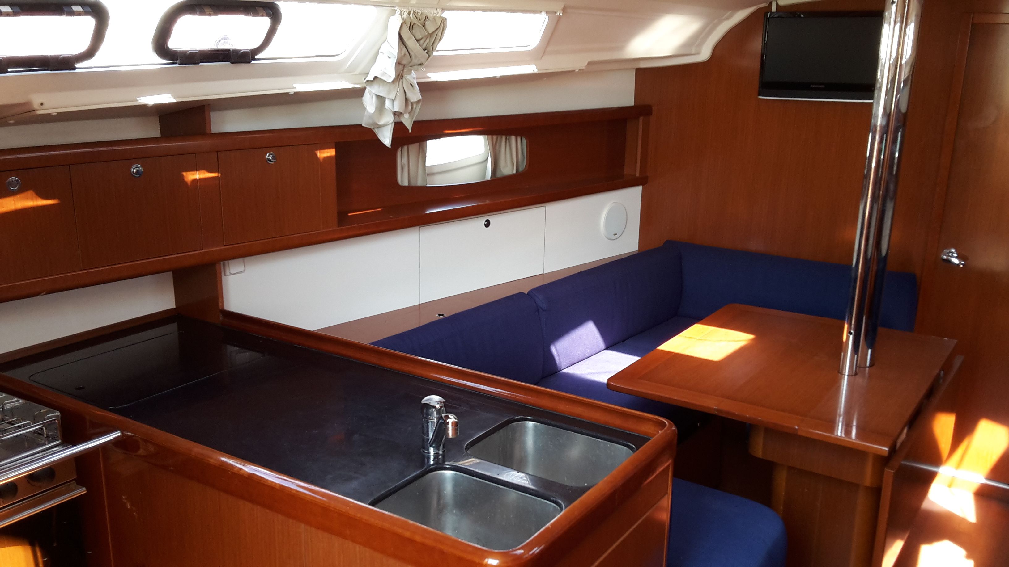 Oceanis 37