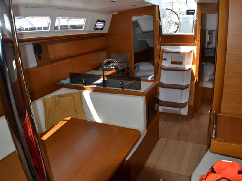 Sun Odyssey 379