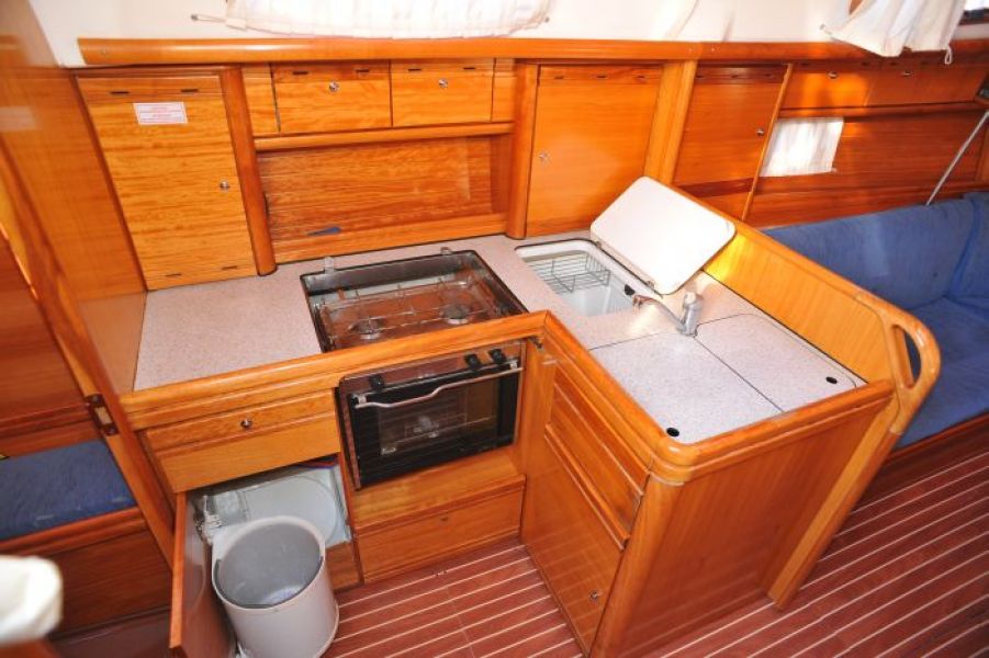 Bavaria 37