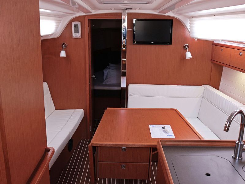 BAVARIA C 37 BT