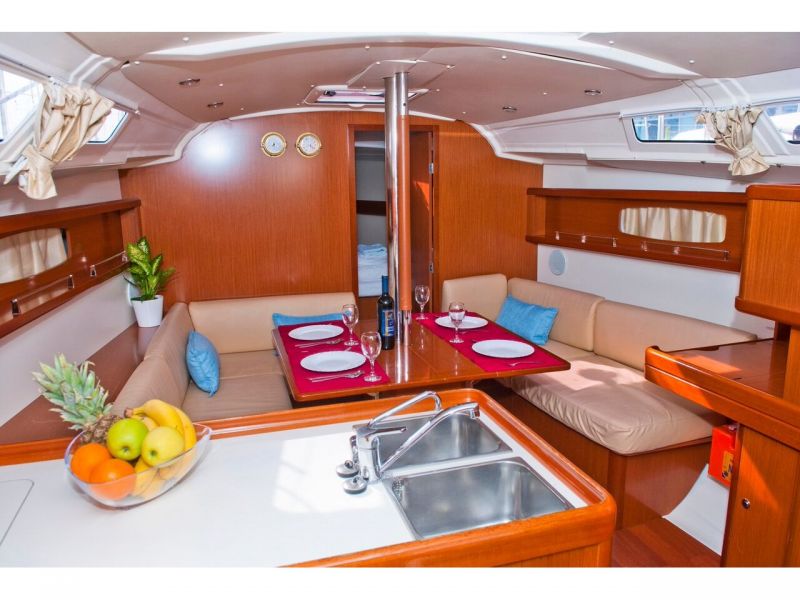 Oceanis 37