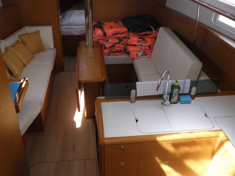 Sun odyssey 379 performance