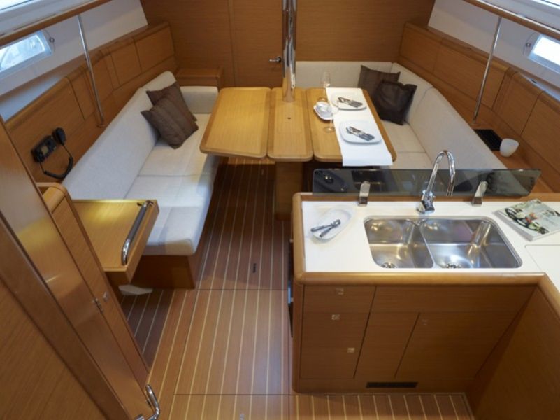 Sun Odyssey 379