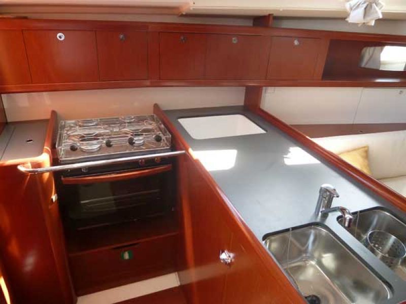 Oceanis 37