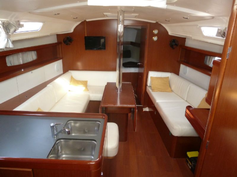 Oceanis 37