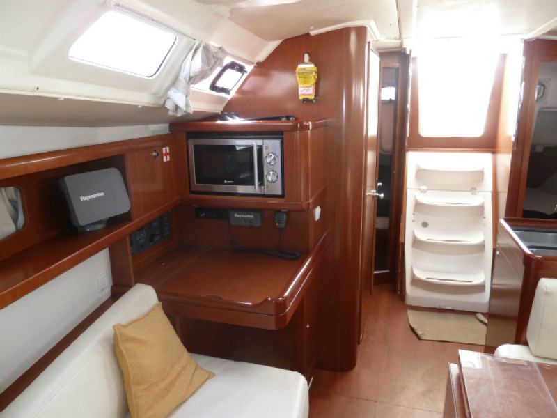 Oceanis 37