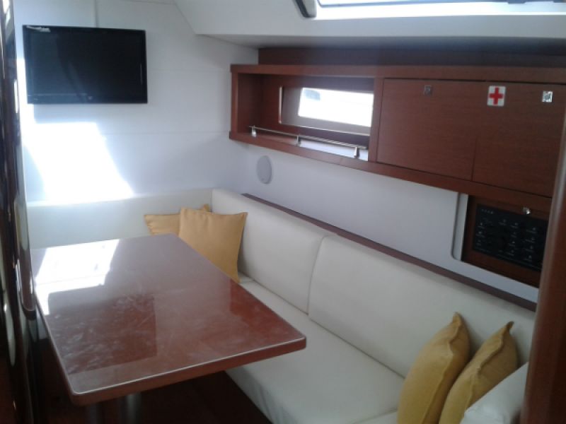 Oceanis 37