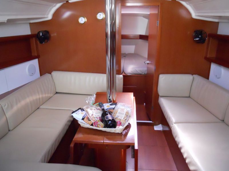 Oceanis 37