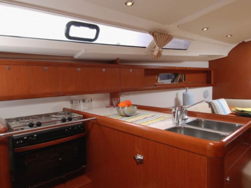 Oceanis 37