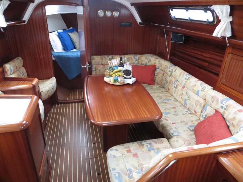 Bavaria 37 Owner version