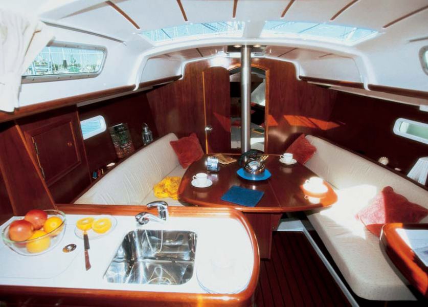 Oceanis 323