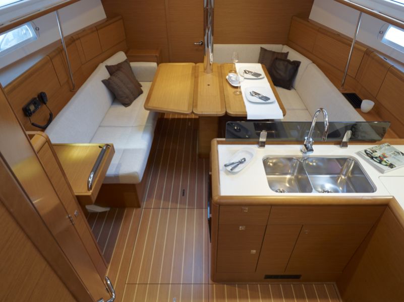 Sun Odyssey 379