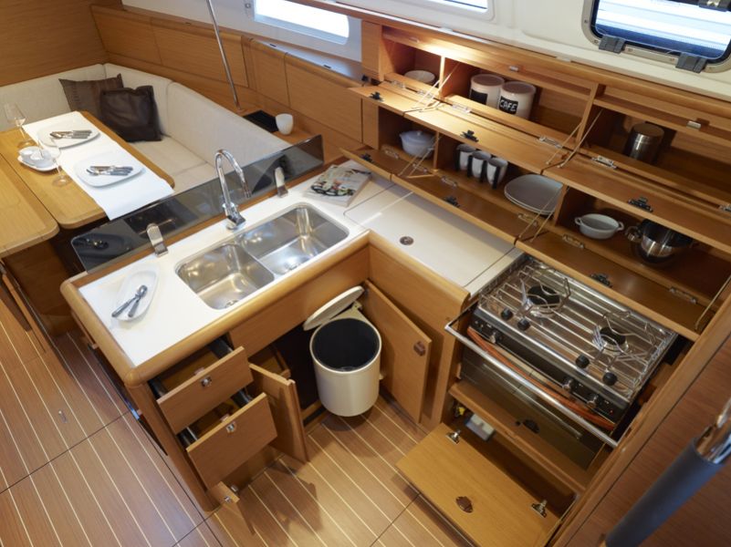 Sun Odyssey 379