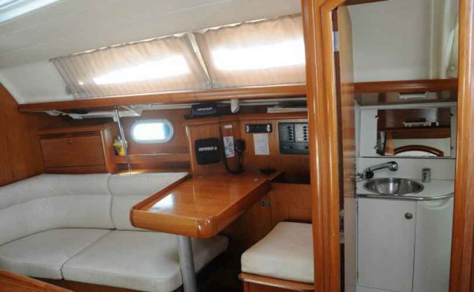Sun Odyssey 37