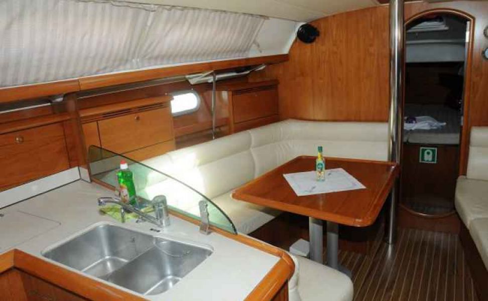 Sun Odyssey 37