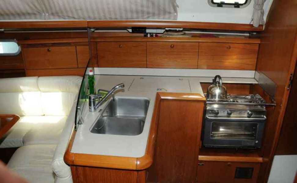 Sun Odyssey 37