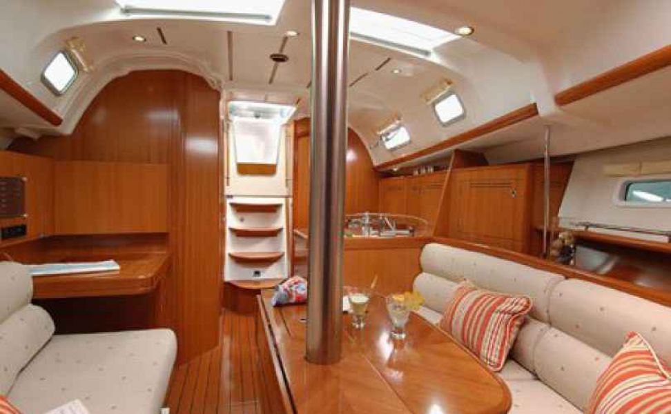 Oceanis 323