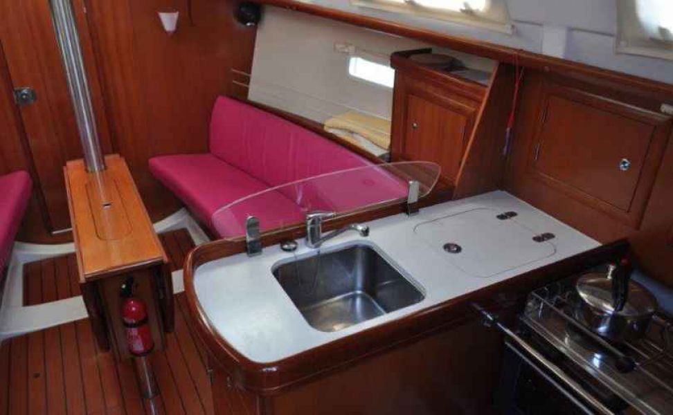 Oceanis 323