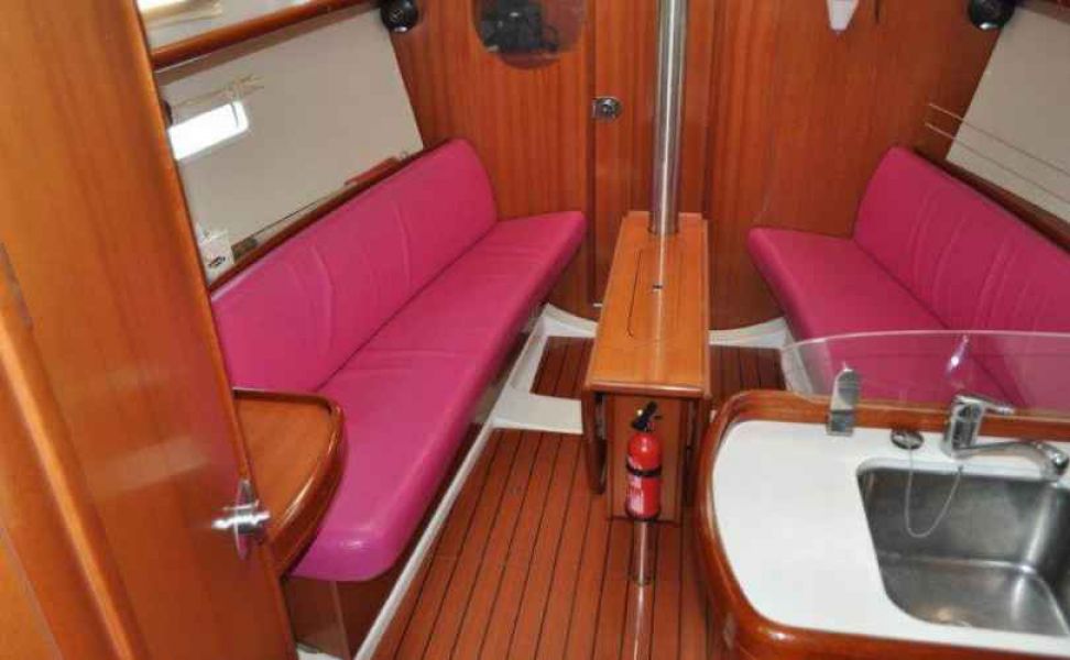 Oceanis 323