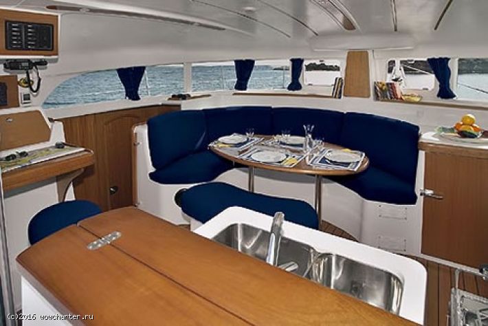 LAGOON 380 (4 CAB+2)