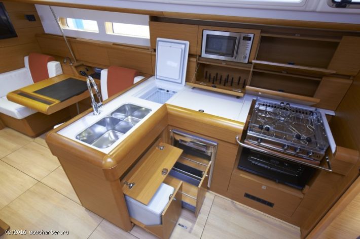 Sun Odyssey 379